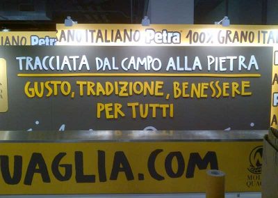 Approfitta del servizio di adesivi per vetrine