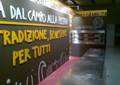 Approfitta del servizio di adesivi per vetrine